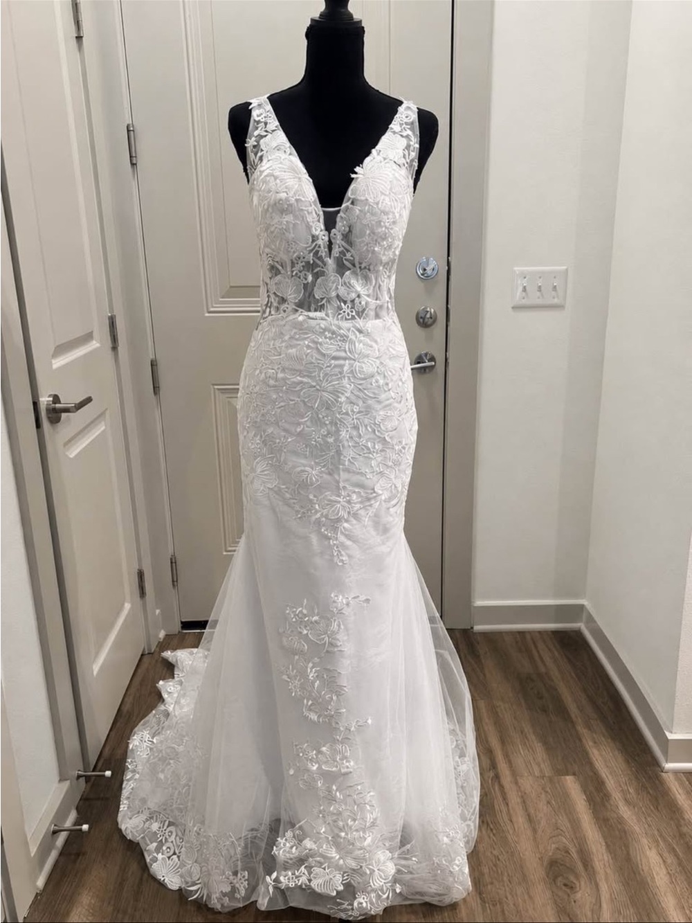 Private Label White Lace Appliqué V‑Neck Wedding Gown